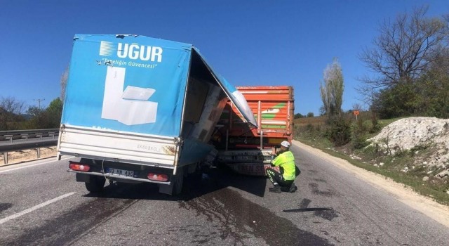 Bilecikte seyir halindeki kamyonet, tıra arkadan çarptı: 1 yaralı