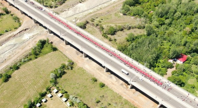 Bingölde 200 metrelik Türk bayrağıyla yürüdüler