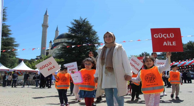 Bingölde aileler ve çocuklardan kortej yürüyüşü
