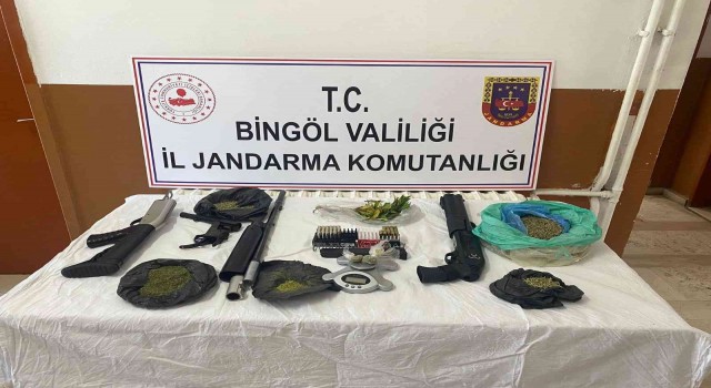 Bingölde düzenlenen operasyonda silahlar ve uyuşturucu ele geçirildi: 2 gözaltı