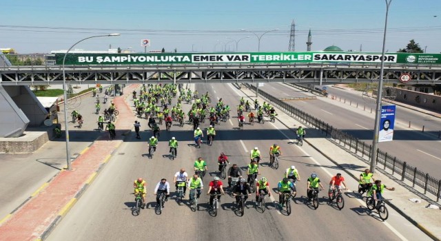 Bini aşkın vatandaş, ‘Trafikte Bisikletliyi Fark Et sloganıyla pedal çevirdi