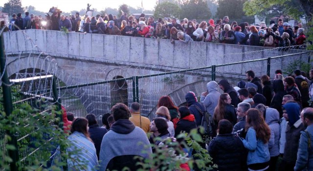 Binlerce kişi Kakava Hıdırellez Şenliğine gece saat 04.00te akın etti, gün ağarıncaya kadar eğlendi