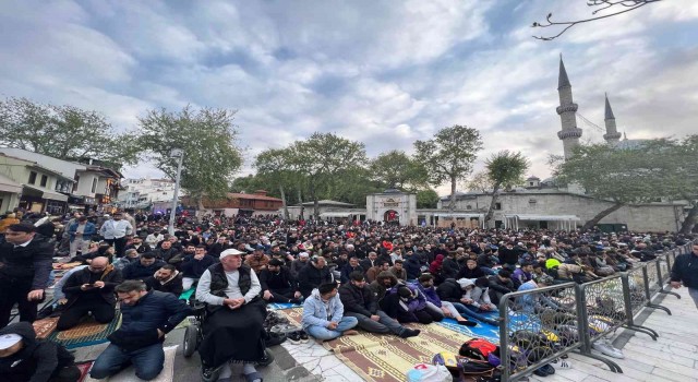 Binlerce vatandaş bayram namazı için Eyüpsultana akın etti