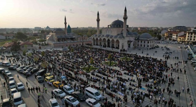 Binlerce vatandaş bayram namazı için Mevlana Meydanında buluştu
