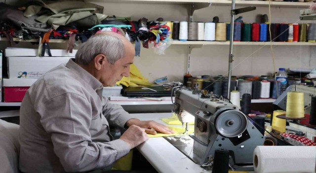 Bir elinde bağlaması, diğer elindeki iğnesine ömrünü adadı