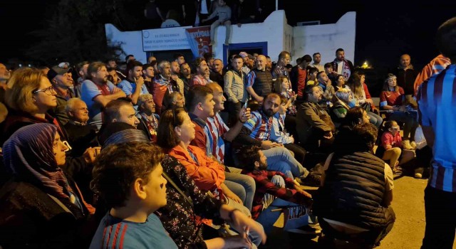 Bodrumda bordo-mavi gece
