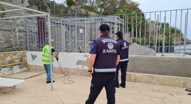 Bodrumda sahili parmaklıklarla kapattılar