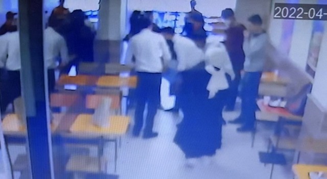 Boğazına yemek kaçan kadını, Heimlich manevrasıyla kurtardı