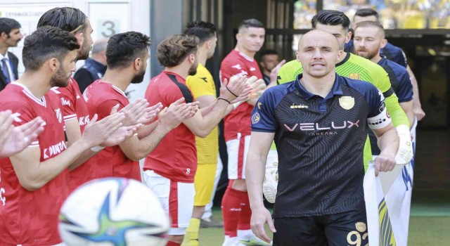 Boluspor, sahaya çıkan Ankaragücünü alkışlarla karşıladı