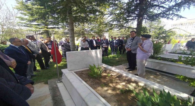 Bolvadinde protokol önce şehitlere dua etti ardından mezarları temizledi