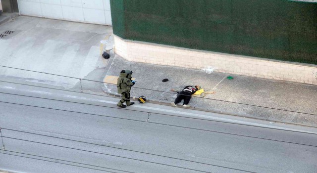 Bomba imha ekipleri şahsın üzerinde bomba araması yapıyor