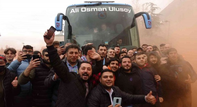 Bordo-mavili taraftarlar, şampiyon takımlarını Hataya meşaleler ve tezahüratlarla uğurladılar