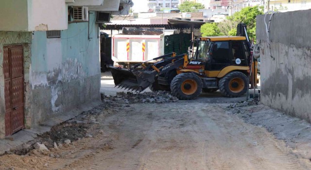 Bozovada bozulmuş yollar onarılıyor