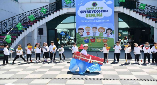 Bu otobüste eğitim alan çocuklar atık malzemelerden kıyafet tasarladı