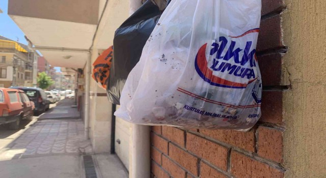 Bu sokakta çöpler duvara asılıyor