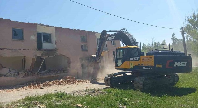 Bünyanda metruk yapılar yıkılıyor