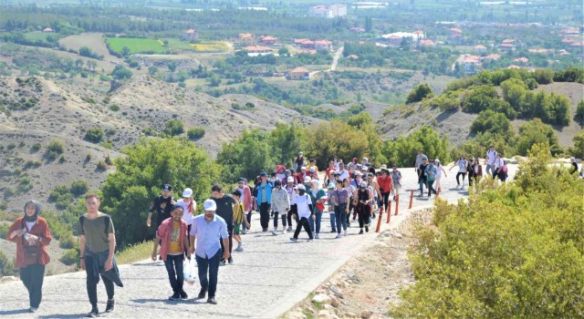 Burdurlu doğa severler antik kente yürüyüp mesire alanında stres attı