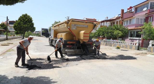 Burhaniyede bozulan yollar asfaltlanıyor