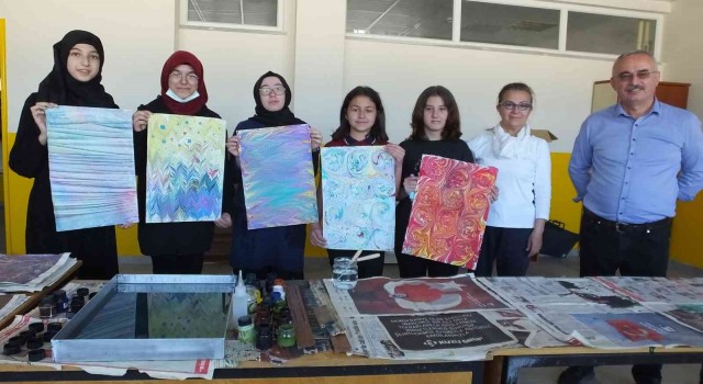 Burhaniyede liseli gençler ebru sanatını sevdi