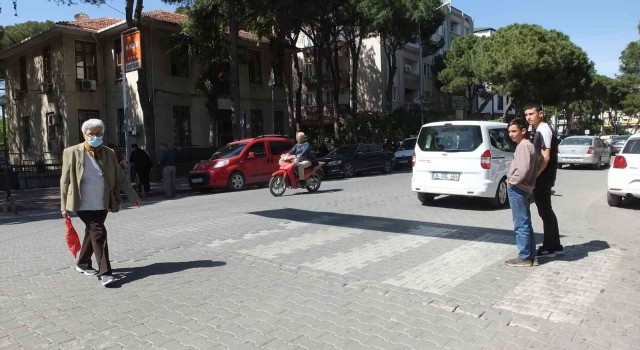 Burhaniyede silinen yaya çizgileri vatandaşları tedirgin etti