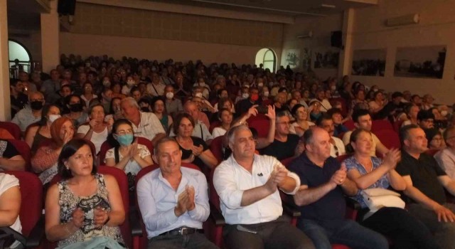 Burhaniyede Türkülerle Yaza Merhaba konserine büyük ilgi