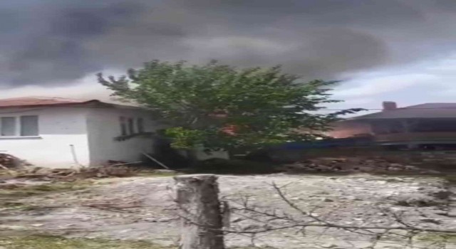 Bursada çıkan yangında iki ev ve bir traktör küle döndü