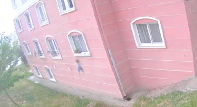 Bursada çocuğun 5. kattan düşme anı kamerada