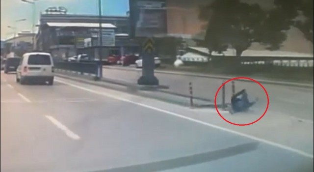 Bursada görülmemiş kaza..Motosiklet sürücüsünün ölümden döndüğü anlar kamerada