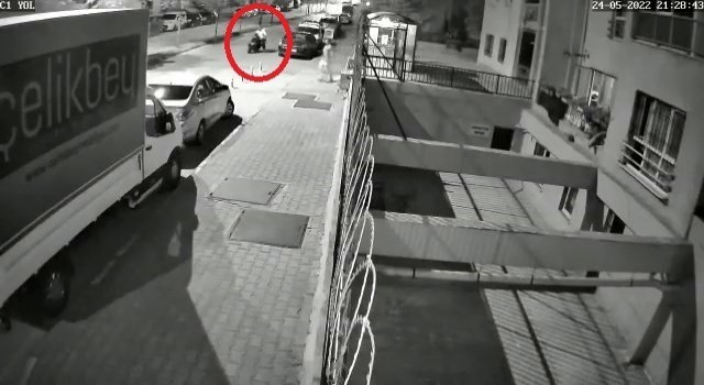 Bursada göz göre göre motosiklet hırsızlığı kamerada