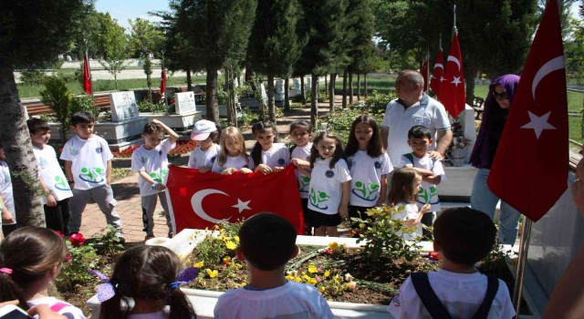 Bursada ilkokul öğrencilerinden şehitliğe ziyaret