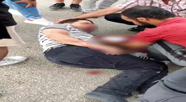 Bursada otomobile çarpan motosiklet sürücüsü kanlar içerisinde kaldı