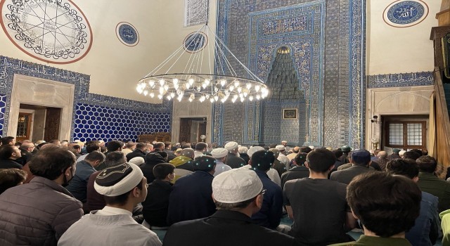 Bursada selatin camileri son teravih namazında doldu taştı