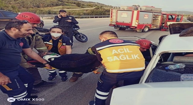Bursada trafik kazası: 4 kişi sıkışarak yaralandı