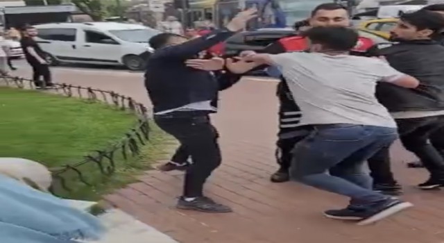 Bursada “yan baktın” kavgası