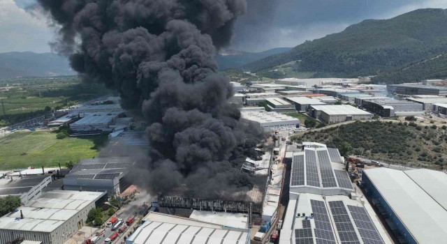 Bursadaki fabrika yangınında otomobili böyle uzaklaştırdılar