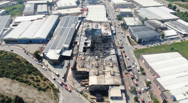 Bursadaki yangın sonrası hurda haline dönen fabrika havadan görüntülendi