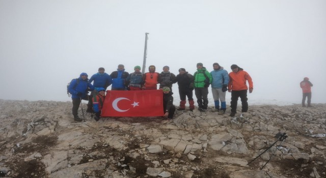 Bursalı dağcılardan Uludağ karla kaplı zirvesine 19 Mayıs yürüyüşü
