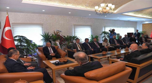 Büyükkılıçtan Özhaseki ile birlikte Kayseri Valisi Çiçeke hayırlı olsun ziyaret
