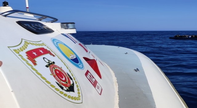 Çanakkale açıklarında 56 göçmen kurtarıldı