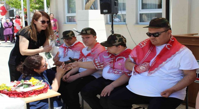 Çanda özel öğrencilere asker kınası yakıldı