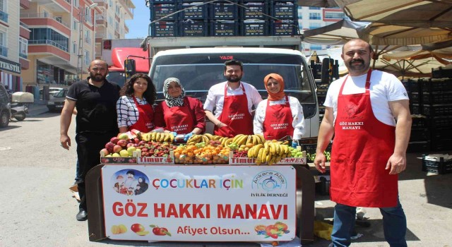 Canı meyve çeken çocuklara ‘Göz Hakkı Manavından ücretsiz meyve dağıtıldı