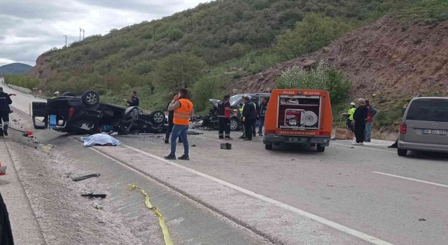 Çankırıda hafif ticari araç ile minibüs çarpıştı: 3 ölü, 12 yaralı