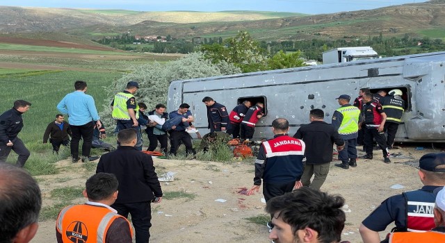 Çankırıda işçi servisi devrildi: Çok sayıda yaralı var