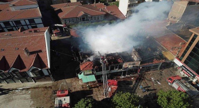 Çarşıda çıkan yangında 20 iş yeri zarar gördü