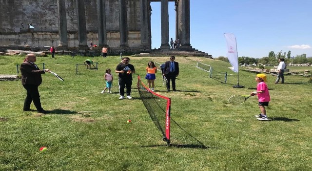 Çavdarhisar Aizanoi Antik Kentinde Sokak tenisi turnuvası