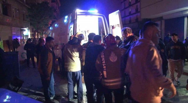 Çekmeköyde 2 otomobil kafa kafaya çarpıştı: Otomobil dükkana daldı, 3 yaralı