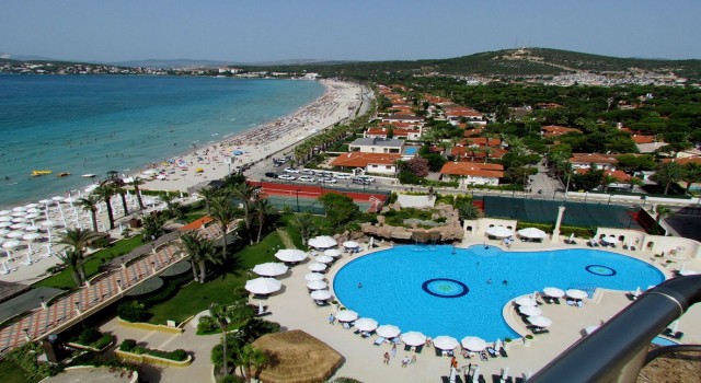 Çeşme, bayrama dolu girdi
