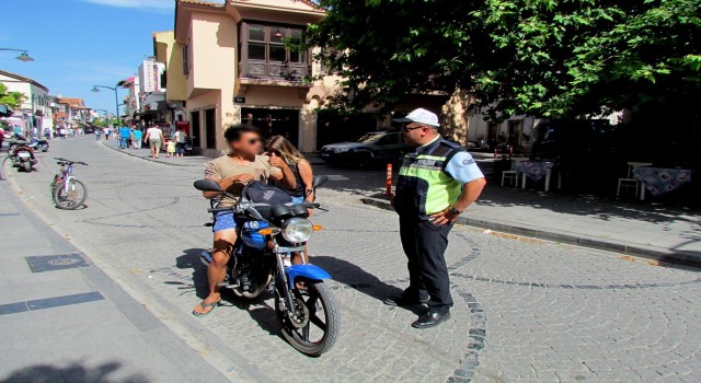 Çeşme çarşısında trafik denetimi