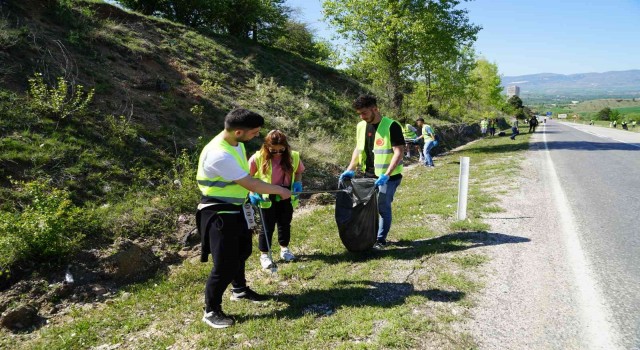 Çevre gönüllüleri kolları sıvadı, ormanda çöp topladı