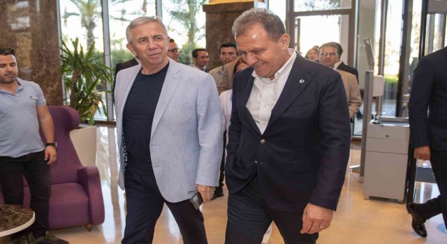 CHPli büyükşehir belediye başkanları Mersinde buluştu
